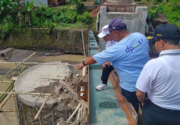 Tinjau Langsung Dampak Bencana Luapan Air Sungai Cipedak, Bupati Kuningan Memastikan Pembangunan Jembatan Segera Diselesaikan