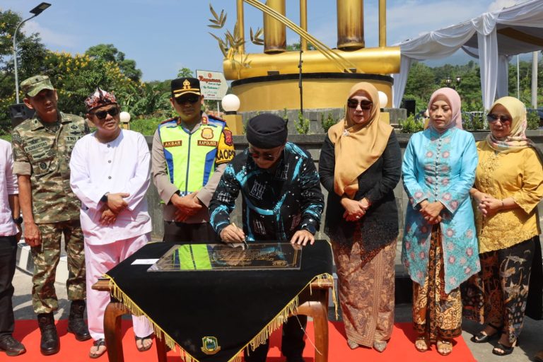 Tugu Angklung Simbol Andil Kuningan Bawa Citra Tradisi Ke Pentas Dunia Diresmikan Sang Pemilik Impian