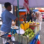 Viral Bukan Melalui Medsos Tapi Dari Mulut Ke Mulut Rujak Buah Diky Jadi Rebutan Konsumen di Jalan Siliwangi Kuningan
