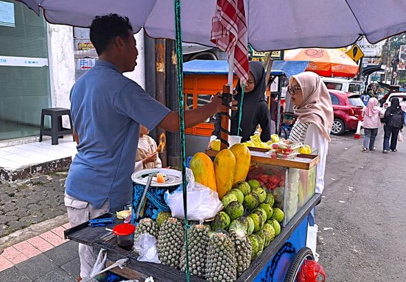 Viral Bukan Melalui Medsos Tapi Dari Mulut Ke Mulut Rujak Buah Diky Jadi Rebutan Konsumen di Jalan Siliwangi Kuningan