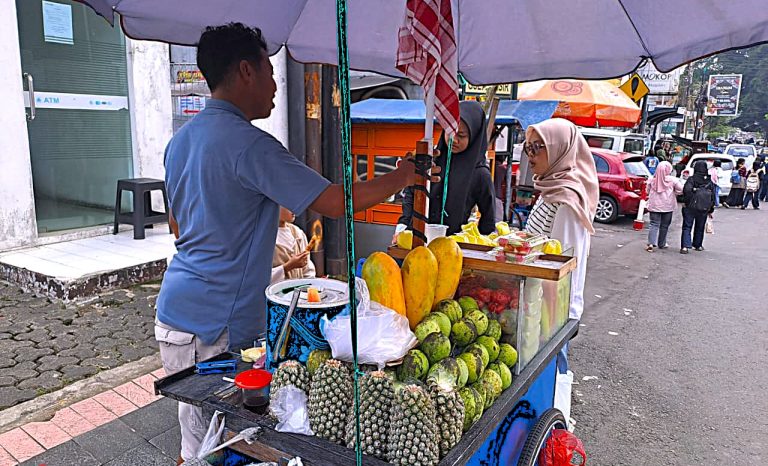 Viral Bukan Melalui Medsos Tapi Dari Mulut Ke Mulut Rujak Buah Diky Jadi Rebutan Konsumen di Jalan Siliwangi Kuningan
