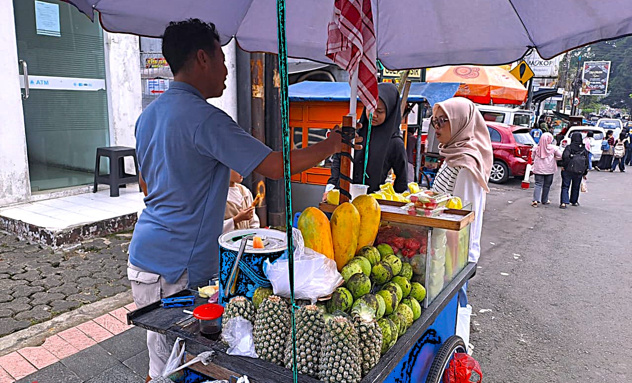 Viral Bukan Melalui Medsos Tapi Dari Mulut Ke Mulut Rujak Buah Diky Jadi Rebutan Konsumen di Jalan Siliwangi Kuningan