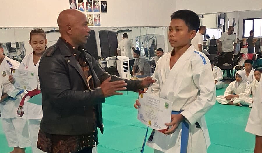 12 Karateka FORKI Kuningan Berpretasi Dapatkan Apresiasi dan Bantuan Dari Disporar