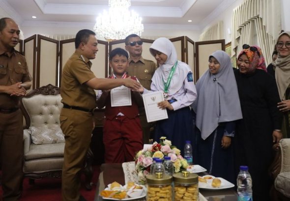 Dua Pelajar Peraih Medali Olimpiade Matematika Tingkat Iinternasional Dapatkan Apresiasi Dari Pemda Kuningan