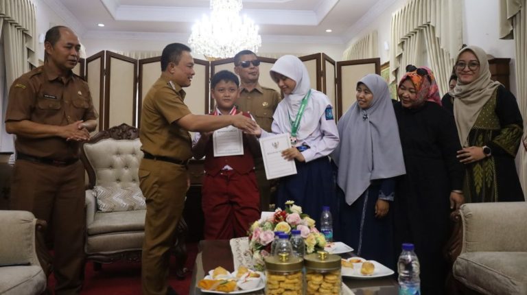 Dua Pelajar Peraih Medali Olimpiade Matematika Tingkat Iinternasional Dapatkan Apresiasi Dari Pemda Kuningan