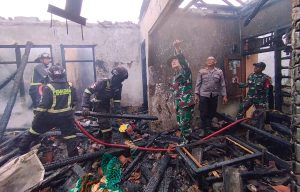 Korsleting Arus Listrik Menjadi Penyebab Kebakaran Hebat Rumah Lansia di Desa Pamupukan Ciniru