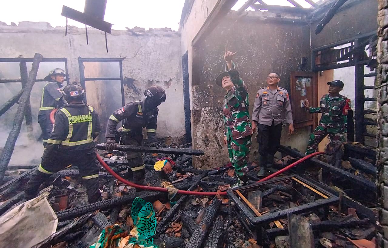 Korsleting Arus Listrik Menjadi Penyebab Kebakaran Hebat Rumah Lansia di Desa Pamupukan Ciniru