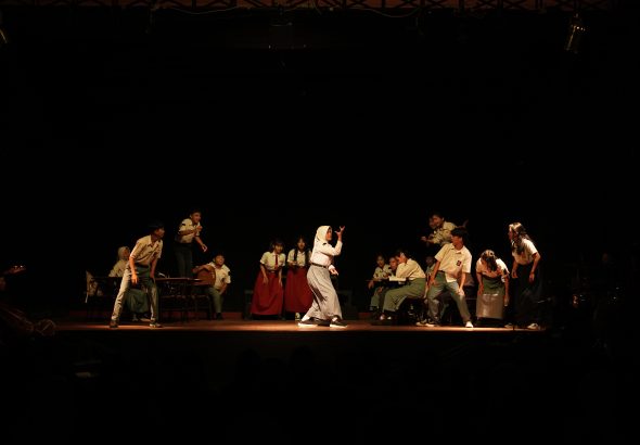 Pertunjukan Seni Kolaboratif Negeri Tanpa Pertanyaan Menjadi Bagian Menu MBG Dengan Sajian Kritik Sosial Pendidikan Yang Reflektif