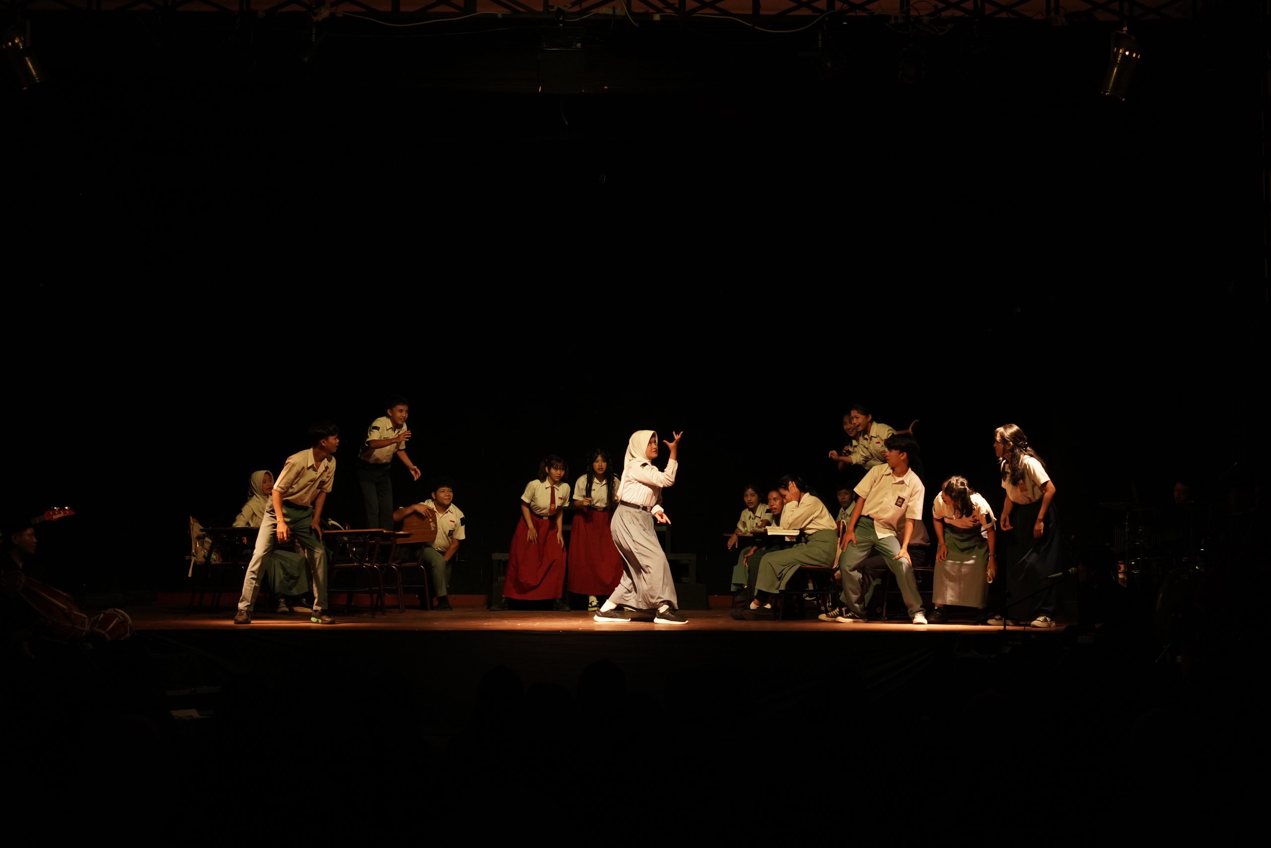 Pertunjukan Seni Kolaboratif Negeri Tanpa Pertanyaan Menjadi Bagian Menu MBG Dengan Sajian Kritik Sosial Pendidikan Yang Reflektif