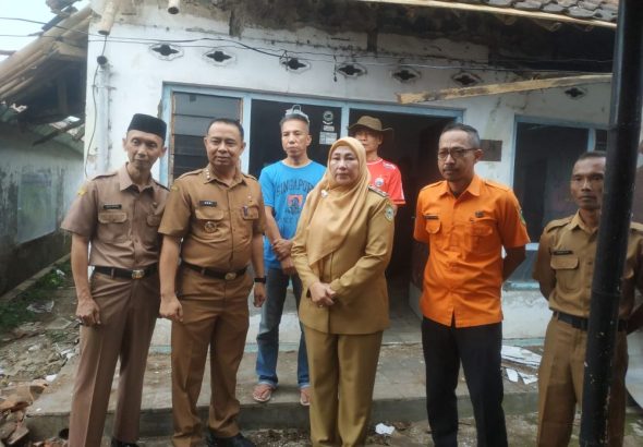 Wabup Tuti Gercep Berikan Bantuan Pada Korban Bencana Rumah Roboh di Kelurahan Purwawinangun, Ini Tanggapan Camat Kuningan