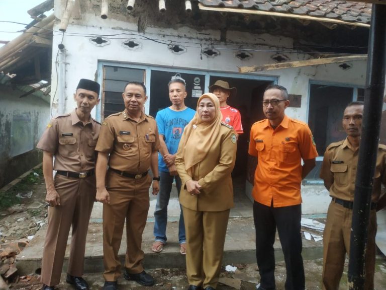 Wabup Tuti Gercep Berikan Bantuan Pada Korban Bencana Rumah Roboh di Kelurahan Purwawinangun, Ini Tanggapan Camat Kuningan