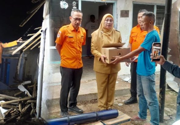 Wabup Tuti Gercep Berikan Bantuan Untuk Korban Rumah Ambruk di Kelurahan Purwawinangun Kuningan
