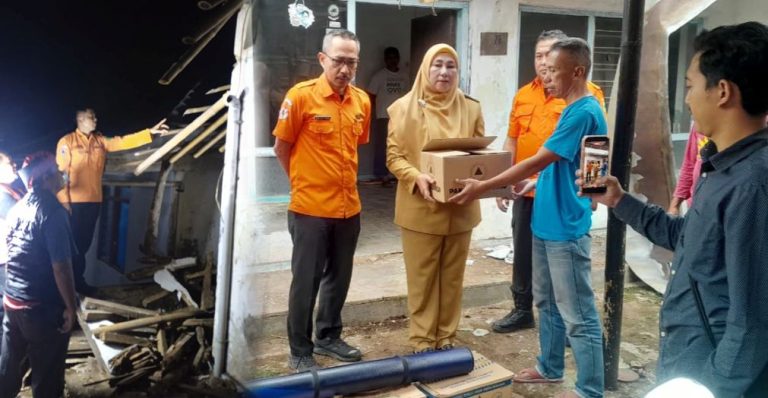 Wabup Tuti Gercep Berikan Bantuan Untuk Korban Rumah Ambruk di Kelurahan Purwawinangun Kuningan