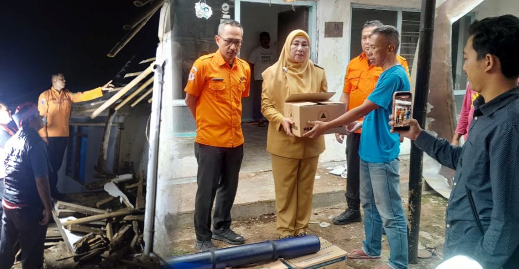 Wabup Tuti Gercep Berikan Bantuan Untuk Korban Rumah Ambruk di Kelurahan Purwawinangun Kuningan