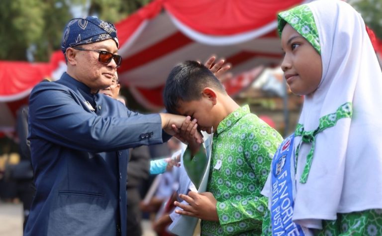 Bertabur Prestasi di Momen Hardiknas Kabupaten Kuningan 2026