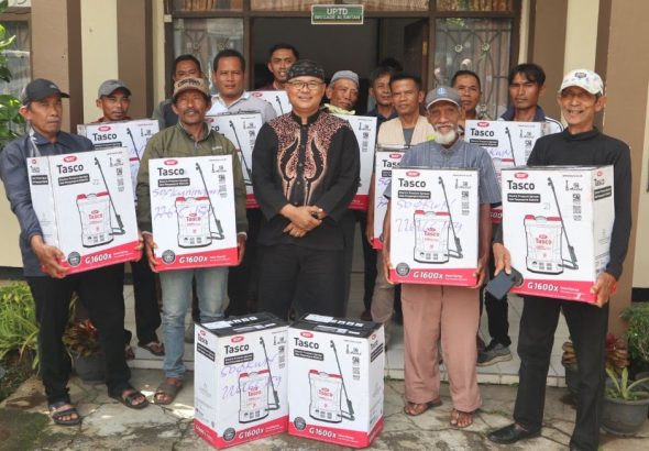 Pemkab Kuningan Salurkan 50 Hand Sprayer Untuk Amankan Produksi Pangan Dari Serangan Hama
