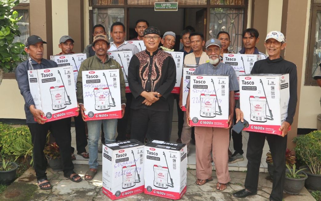 Pemkab Kuningan Salurkan 50 Hand Sprayer Untuk Amankan Produksi Pangan Dari Serangan Hama