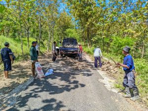 Aksebilitas Utama Jalan Kabupaten Lama Rusak Dan Tak Ada Perbaikan Pemdes Bersama Masyarakat Padarama Lakukan Rehab Secara Swadaya