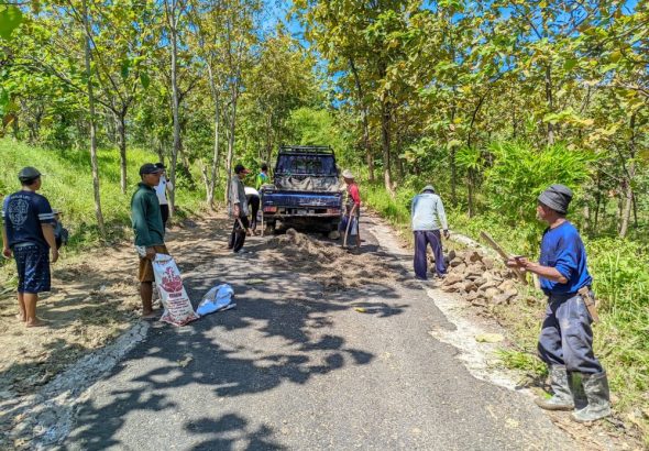 Aksebilitas Utama Jalan Kabupaten Lama Rusak Dan Tak Ada Perbaikan Pemdes Bersama Masyarakat Padarama Lakukan Rehab Secara Swadaya