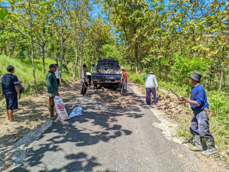 Aksebilitas Utama Jalan Kabupaten Lama Rusak Dan Tak Ada Perbaikan Pemdes Bersama Masyarakat Padarama Lakukan Rehab Secara Swadaya
