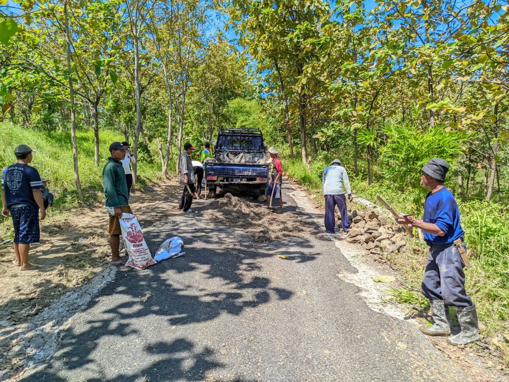 Aksebilitas Utama Jalan Kabupaten Lama Rusak Dan Tak Ada Perbaikan Pemdes Bersama Masyarakat Padarama Lakukan Rehab Secara Swadaya