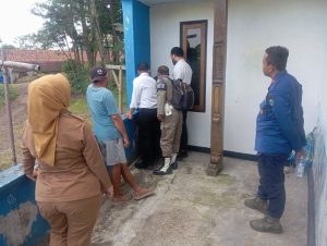 Aksi Heroik Anggota Damkar Kuningan Selamatkan Warga Yang Nyaris Bunuh Diri