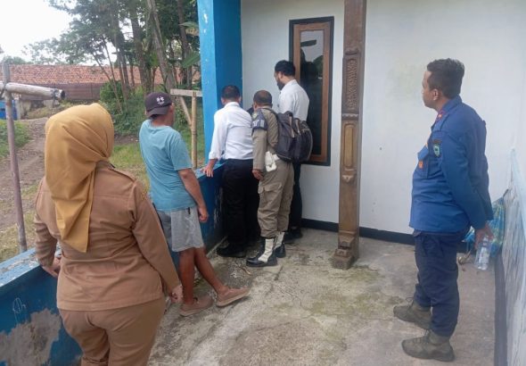 Aksi Heroik Anggota Damkar Kuningan Selamatkan Warga Yang Nyaris Bunuh Diri