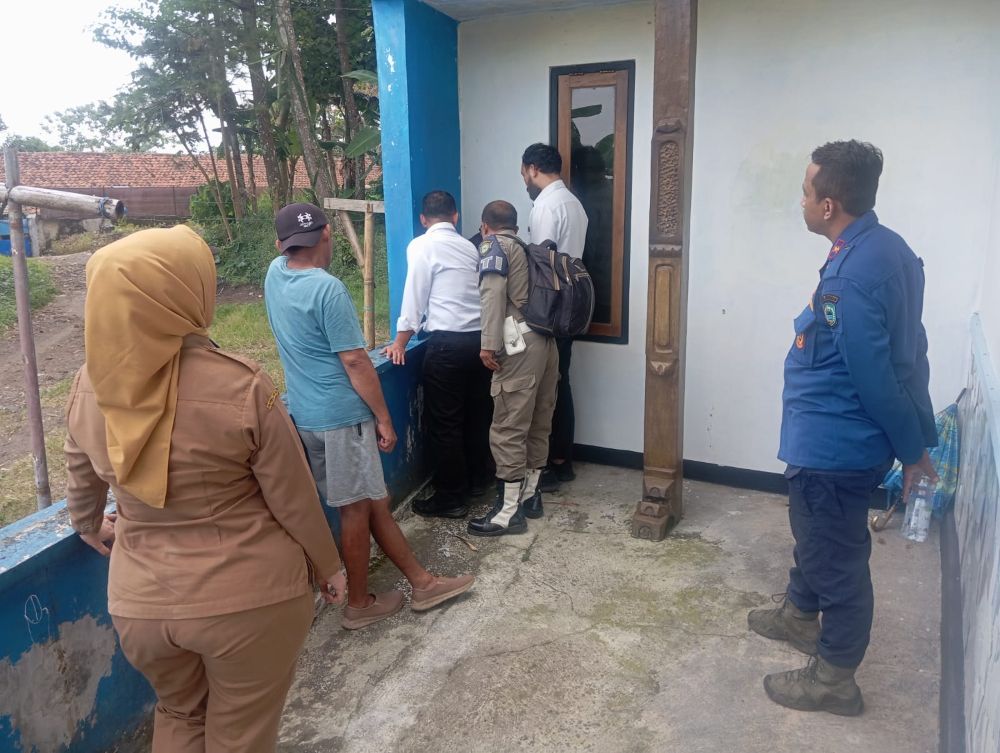 Aksi Heroik Anggota Damkar Kuningan Selamatkan Warga Yang Nyaris Bunuh Diri