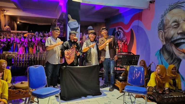 Helaran Seni Budaya dan Film Hidupkan Malam Minggu di Jantung Kota Kuningan