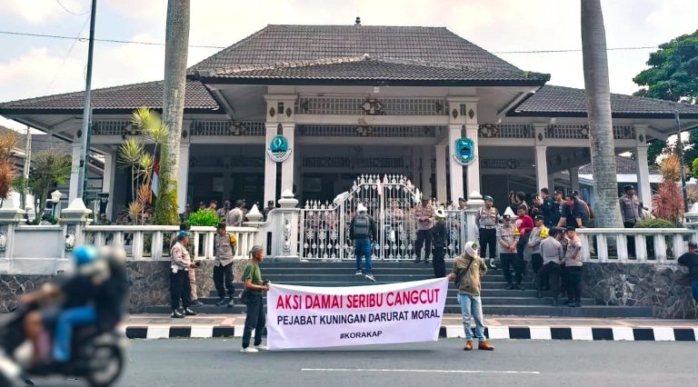Ngeri, Dalam Aksi Damai Seribu Cangcut Ketua Korakap Beberkan Nama Pejabat Kuningan Yang Tersandung Dugaan Kasus Amoral2