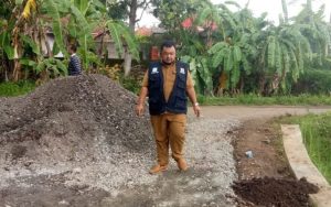 Pelaksanaan Rehabilitasi Jalan Kabupaten Secara Swadaya di Padarama Direspon Pihak Dinas PUTR