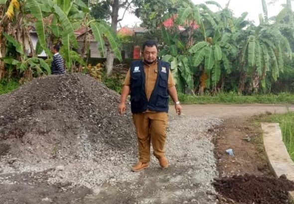 Pelaksanaan Rehabilitasi Jalan Kabupaten Secara Swadaya di Padarama Direspon Pihak Dinas PUTR