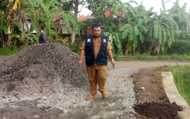 Pelaksanaan Rehabilitasi Jalan Kabupaten Secara Swadaya di Padarama Direspon Pihak Dinas PUTR