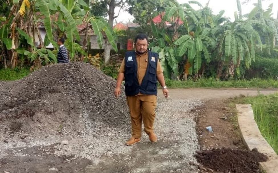 Pelaksanaan Rehabilitasi Jalan Kabupaten Secara Swadaya di Padarama Direspon Pihak Dinas PUTR