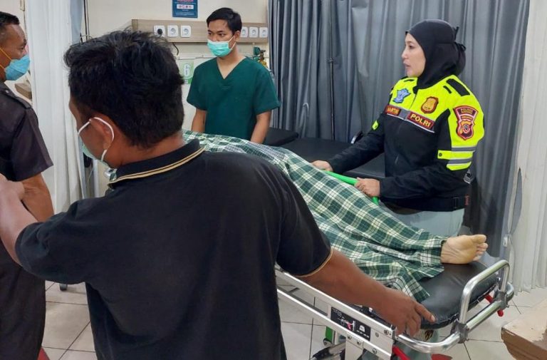 Pengendara Motor Meninggal Dunia di Tempat Setelah Tabrakan Adu Banteng di Jalan Desa Kalimanggis