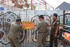 Belum Kantongi PBG Satpol PP Segel Bangunan Usaha di Bundaran Cijoho Kuningan