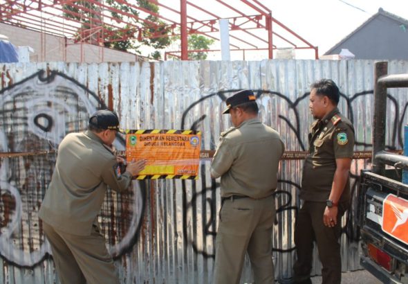 Belum Kantongi PBG Satpol PP Segel Bangunan Usaha di Bundaran Cijoho Kuningan