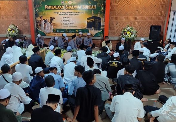 Bentuk Keseimbangan Material dan Spiritual The Farash Grup Berangkatkan 4 Karyawan Terbaik Umrah