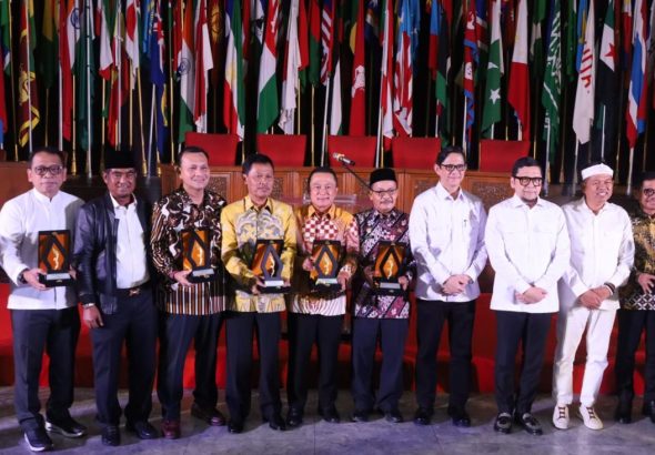 Di Hadapan Gubernur Dedi Mulyadi, Bupati Kuningan Terima Penghargaan Pemberdayaan Masyarakat Tingkat Nasional