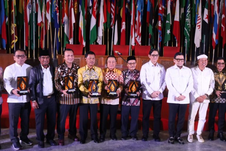 Di Hadapan Gubernur Dedi Mulyadi, Bupati Kuningan Terima Penghargaan Pemberdayaan Masyarakat Tingkat Nasional