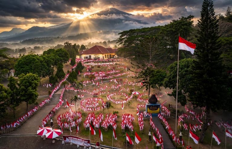 Gebyar 10.001 Merah Putih Tradisi Menjaga Nadi Sangsaka di Gedung Bersejarah Kabuoaten Kuningan1