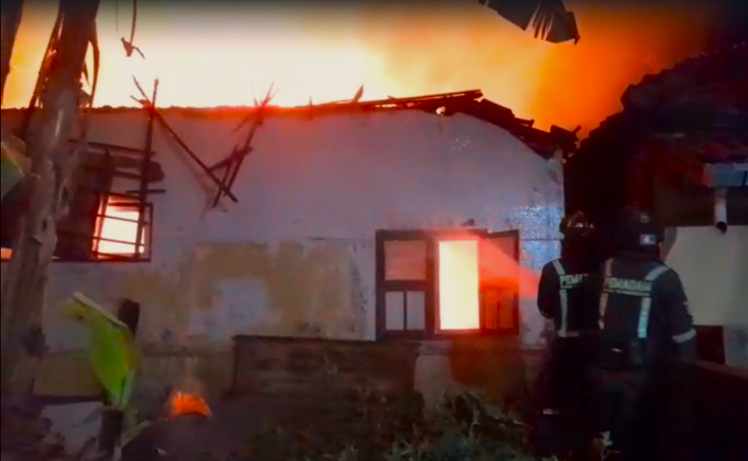 Kebakaran Hanguskan Rumah Pensiunan di Kuningan