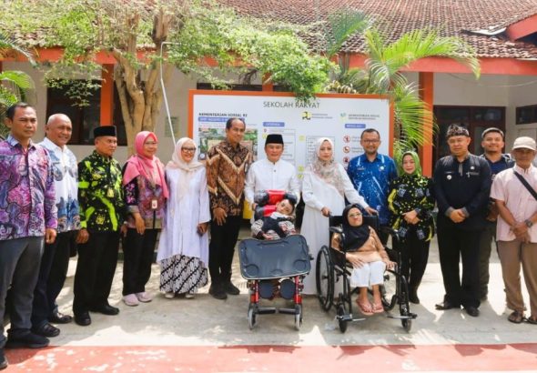 Salurkan Bantuan Kemensos Rp383 Juta untuk 160 Warga Rentan di Kuningan, Bupati Dian Tegaskan Bukti Pemerintah Hadir