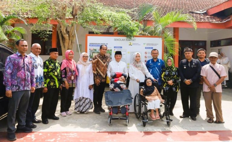 Salurkan Bantuan Kemensos Rp383 Juta untuk 160 Warga Rentan di Kuningan, Bupati Dian Tegaskan Bukti Pemerintah Hadir