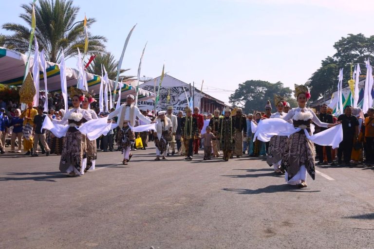 Dari Replika Kuda Putih hingga Napak Tilas Sejarah Warnai Kemeriahan Karnaval Budaya Hari Jadi ke-528 Kuningan